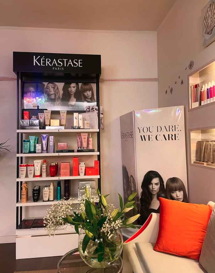 Esposizione prodotti Kérastase nel salone
